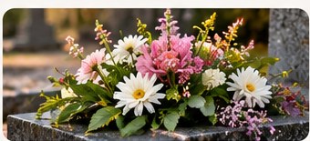 Petit bouquet de fleurs roses et blanches